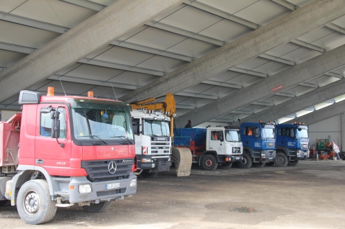 LKW-Flotte in der Betriebshalle